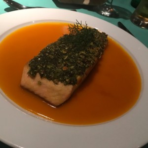 salmon crocante de pistacho en salsa de maracuya