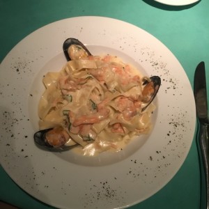 FETTUCCINE CON SALMON Y MEJILLONES EN SALSA BLANCA