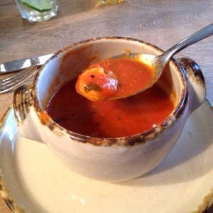 Sopa de tomate y camarones