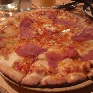 Pizza de prosciutto y pera