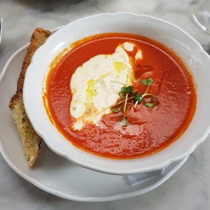 sopa de tomate con queso stracciatella