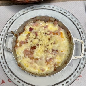 Huevo frito con jamon, queso y cebolla