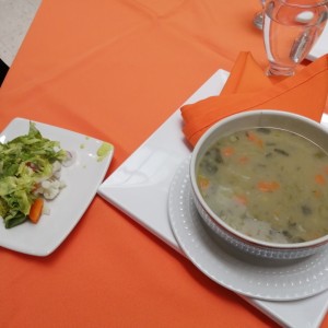 Sopa de Maíz con Vegetales y Ensalada Fresca