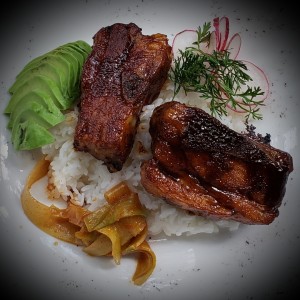 "Donburi" Costilla de cerdo braseado sobre arroz de sushi