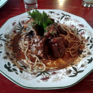 Rabo de Toro en Cama de Spaghetti