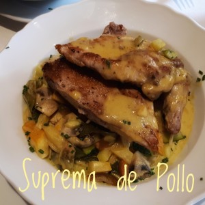 Suprema de Pollo con pasta y vegetales