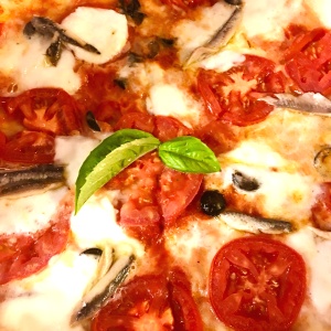 Pizza con anchoas y aceitunas negras