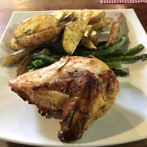 Pollo al horno, papa rústica y espárragos