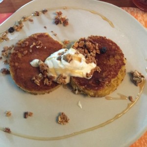 Pancakes de ahuyama con yogurt griego