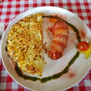 Bernerwurst, salchicha roja envuelta en tocineta con rösti