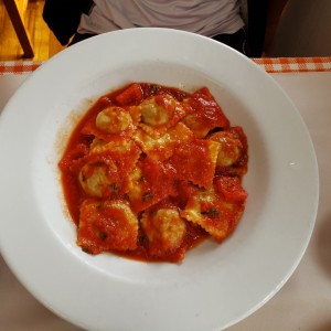 Raviolis de carne en salsa napolitana