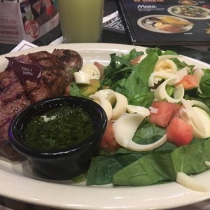 NY steak com vegetales frios