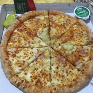 Pizza 3 Quesos con Peperonni