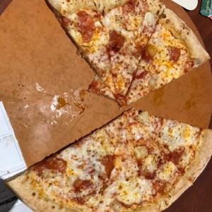 pizza mediana. 10 porciones. piña y Pepperoni