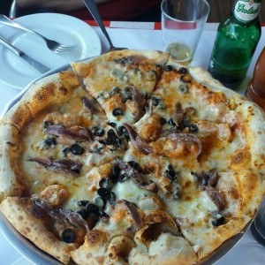 Pizza de Camaron, anchoas, aceitunas negras