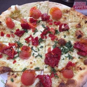 Pizza rustica de pesto y pomodoro