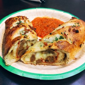 Stromboli Salchicha Italiana Peperoni