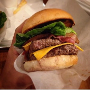 hamburguesa doble con queso y tocineta.