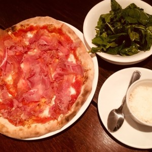 Pizza Prosciutto, Rugula e Parmigianno 