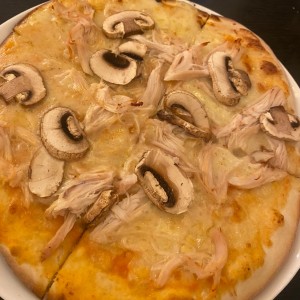Pizza de pollo y champiñones 