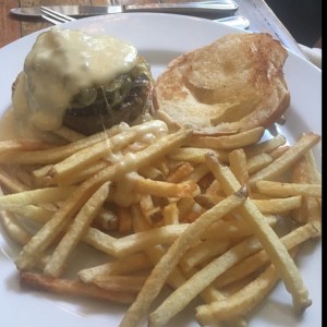 Hamburguesa con fondue de queso y papas a la francesa