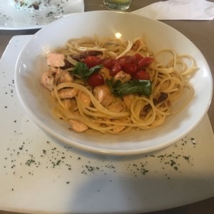Spaguetti con salmón, tomates secos y vodka