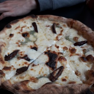 Pizza blanca (queso mozzarella, gorgonzola y dátiles)