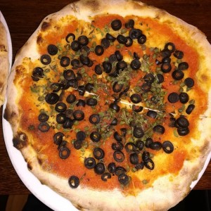 Pizza con aceitunas negras
