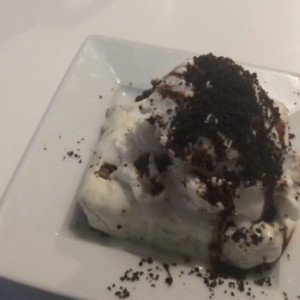 brownie cubierto con chocolate blanco y helado