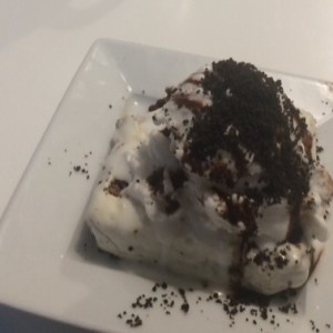 brownie cubierto de chocolate blanco con helado de vainilla