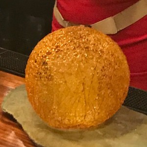 Coctel en esfera de caramelo