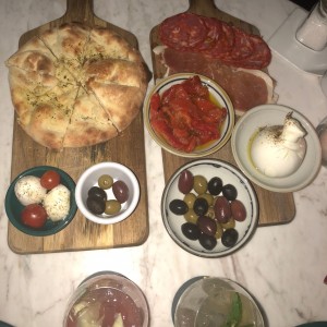 tabla de quesos, jamones y vegetales