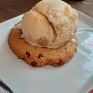 helado de caramelo con galleta