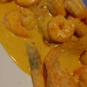 crepe de camarones al curry con espinaca
