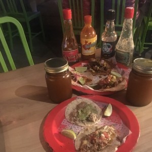 tacos: carnitas, chicharron, pastor y  chorizo, costra de chicharron 