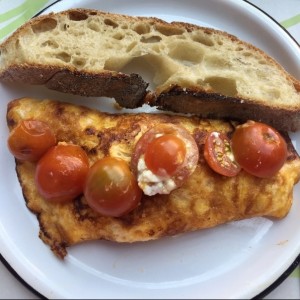 Omelette de feta y tomate cherry