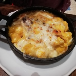 Mac and cheese con asado de tira