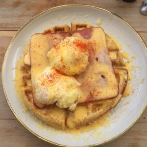 Waffle con huevos benedictinos