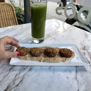jugo verde y falafel