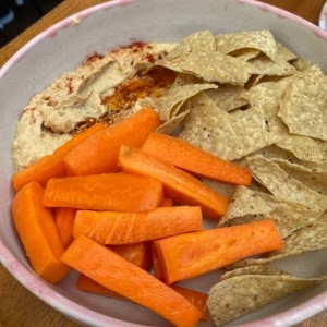 Humus con nachos y zanahorias