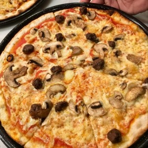 Pizza de carne y champiñones 