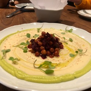 Hummus de garbanzo, aguacate y remolacha 