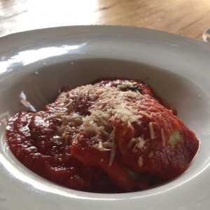 Ravioli de ricotta en salsa pomodoro