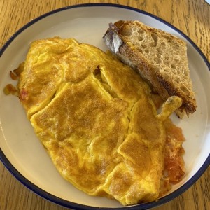 Omelette con cebolla y tomate