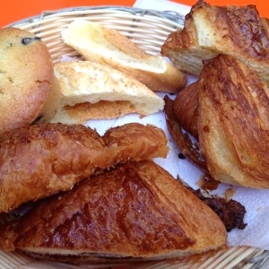 Hojaldre de chocolate! Croissant! Muffin de agraz y banano ! Pan de yuca! 