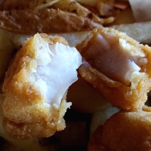Fish & chips: masa mala, pescado desabrido y sobre cocido. ????