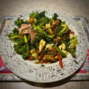 Ensalada de kale con roast beef