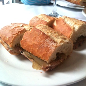 Sandwich de pâté de pimienta y pepinillo