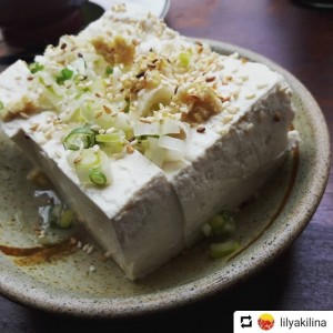 Tofu en jengibre, soya, cebollines en salsa