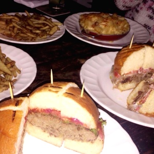 En la foto: sandwich hamburguesa, sandwich roast beef, mac & cheese y french fries